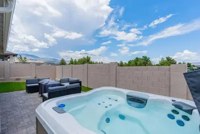 Image de Stylish Revival Retreat w/ Hot Tub & Fire Pit