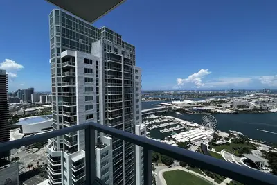 Image de Stunning 2/2 with Bay Views. Your Ultimate Remote Work Oasis by the Bay