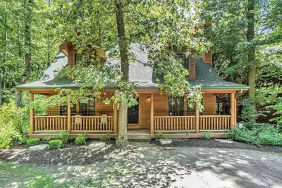 Image de Rustic Elegance! Pool, Fire Pit, Hot Tub, Screened Porch & more!