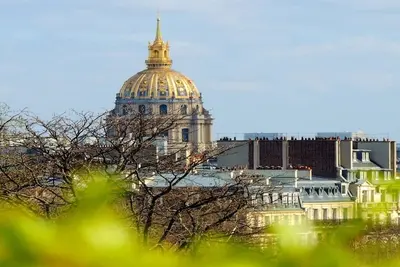 Image de A Balcony That Overlooks Esplanade Des Invalides-A Stunning Eiffel Home