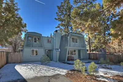 Image de Gambrel Style, pet friendly, enclosed yard, streaming, fireplace, and more.