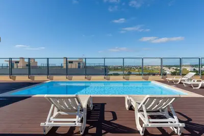 Image de Elegant 2 Bdr Flat W\/ Rooftop Pool by LovelyStay