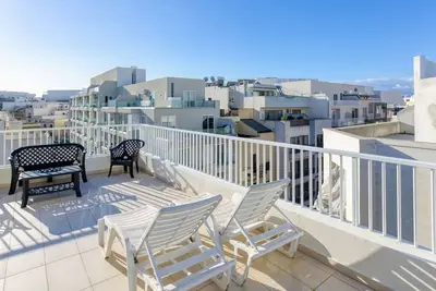 Image de Sunny 2br Penthouse with Spacious Rooftop Terrace