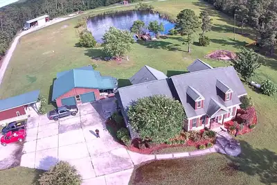 Image de Cozy fishing cabin with stocked pond, near Savannah. Fenced- pet friendly! ! !