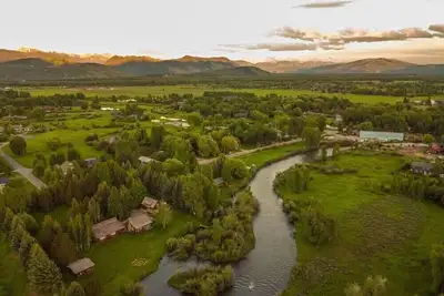 Image de Lpjh | Fish Creek Retreat | Secluded Riverfront Retreat