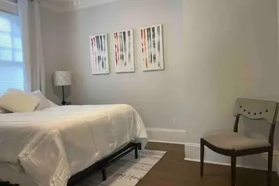 Image de 1920s Gem Near Downtown. . 3br/2. 5ba. . 4 Beds. . Pets Ok. . Ac/WiFi. . Parking