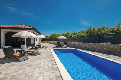 Image de Villa avec piscine dans un endroit calme