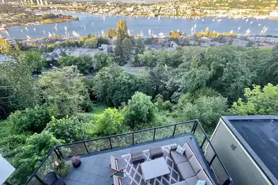 Image de High-End City Home w/  A L L  the amenities!