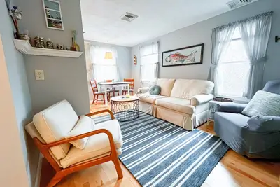 Image de Charlestown Beach Cottage, 2br, Screened porch, 3 min drive to Beach! \n