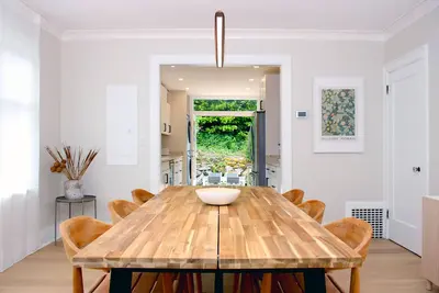 Image de Newly remodeled craftsman home on the shore of Lake Washington