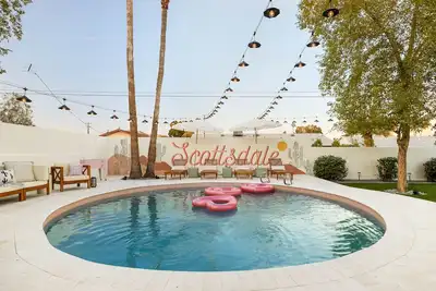 Image de Holly House! Heated Pool - 6mins to Old Town - Resort Backyard
