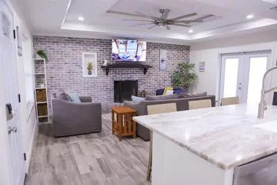 Image de Modern pet-friendly home 5 minutes from Okaloosa Island and beach.