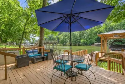 Image de Badin Lake retreat-nestled in a cove, close to Uwharrie National Forest.