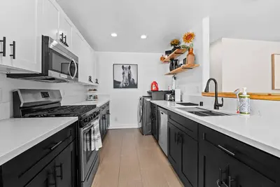 Image de Strict No Parties, Ranch Style, Minimalist, Clean Home