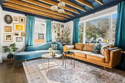 Image de Gem of a Getaway: The Jeweled Cottage