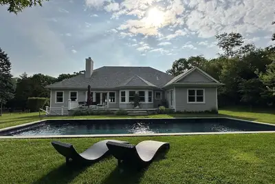 Image de Chic Retreat, Walk to Beach, Solar-Heated Pool, Ev Charger, Large 4 Bedrooms,