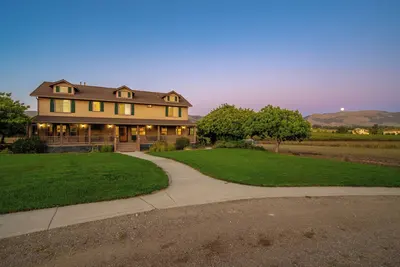 Image de Your dream Ranch Home Awaits  \nSolid Rock Ranch 25 acres in the Central Coast