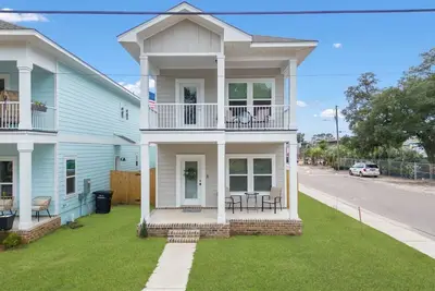 Image de Bright & open/walk to downtown!