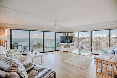 Image de Corner Condo with Wraparound Oceanfront Balcony