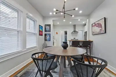 Image de North Campus Craftsman—minutes walk from the Ut campus in a quiet neighborhood.