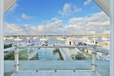 Image de Newport Beach Cottage on the Bay with Private Dock! 30+ Night Stays Available.