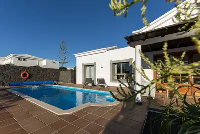 Image de Villa \"Mo Luxury Heated Pool\" avec vue sur les montagnes, piscine privée et Wi-Fi