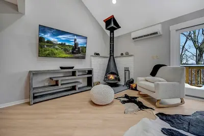 Image de Just Renovated Ski-In/out at Camelback w/ Hot Tub!