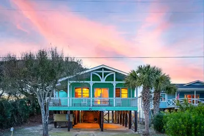 Image de Ocean & Marsh View Cottage, Rooftop Deck, Screen Porch, Walk to Lighthouse beach