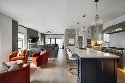 Image de Luxe Home by Downtown Office/Theater