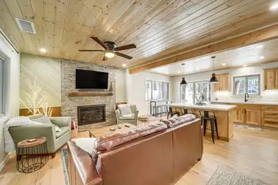 Image de Deck & Fire Pit: Modern Munds Park Retreat!