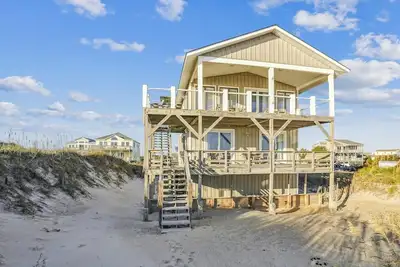 Image de Unbeatable oceanfront views! Beautifully decorated and well maintained!