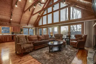 Image de Spacious Lakefront Cabin w/ HotTub, Fire & Kayaks