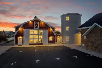 Image de Barnhouse! Sleeps 40! Hot Tub!