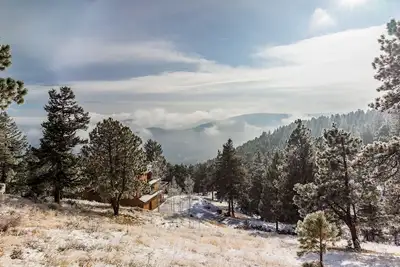 Image de New! Evergreen Mountain Basecamp- home with hot tub on 10 private acres!