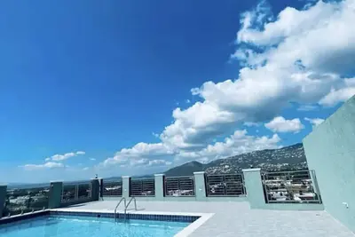 Image de Luxury one bed room apartment with Ac, roof top pool, Wifi located in Kingston.