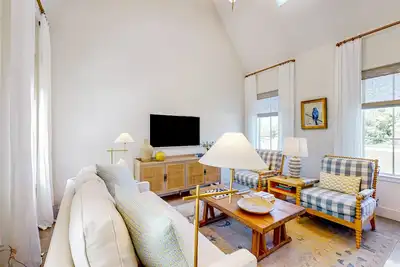 Image de Elegant farmhouse-style cottage between Brenham with porch, open layout & loft