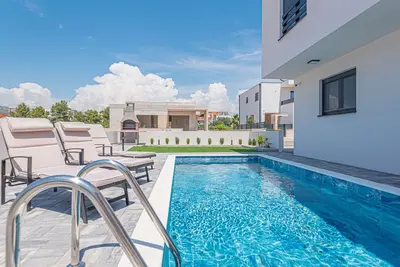 Image de Maison de vacances avec la piscine Vodice (K-21991)