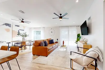 Image de Charming desert stay with enclosed yard, pool, chef's kitchen, smart TVs, & W/D