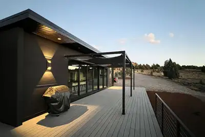 Image de Sustainable\/off-grid solar home on 2. 5 acres with private deck & amazing views