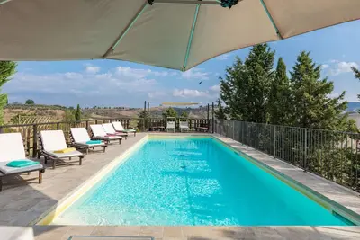 Country house sleeps 10 with pool