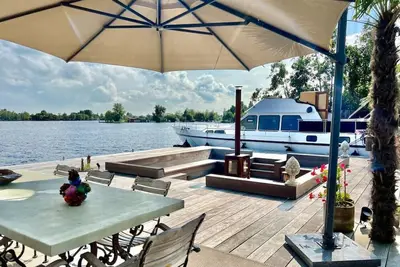 Image de New - Little Ibiza - on a Lake near Amsterdam