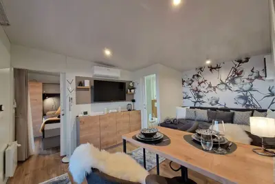 Image de Modern Eingerichtetes Chalet mit Terrasse