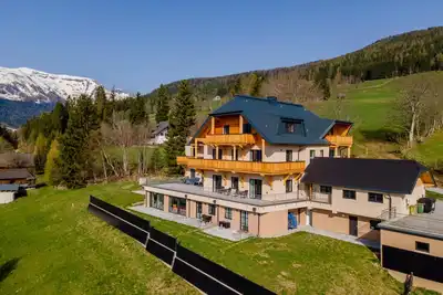Image de Bel appartement avec grande terrasse et piscine