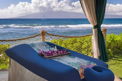 Image de 𝐅𝐢𝐧𝐝𝐢𝐧𝐠 𝐌𝐞𝐢𝐥𝐢 Beachfront Maui Ocean Club Resort+Amenities. 1br Condo
