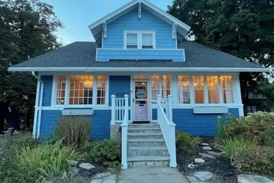 Image de A timeless blend of modern comfort and classic charm in the heart of Sturgeon Bay