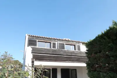 Image de Maison 2 chambres près plage et commerces, quartier calme, parfait pour 5 pers, parking privé.
