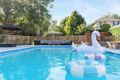 Image de Luxury Designer Home, Theatre, Games & Bbq Grill!