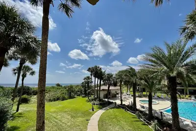 Image de Great family vacation condo with lovely ocean and pool views.