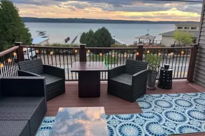 Image de Crystal Lake frontage, fire pit, kayaks, paddle boards, beach hut, Ac, Dog ok