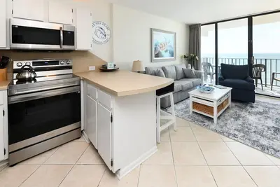 Image de Oceanfront 2 Br Condo! Royal Garden Resort 912 - The Sea Pearl